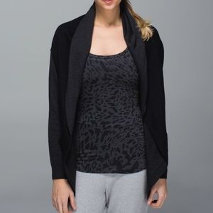 Lululemon Reversible Cabin Yogi Wrap in Heathered Black/Black